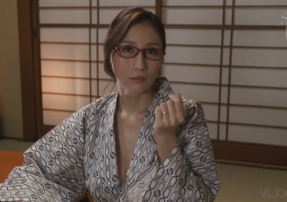 Khi nữ nhân viên mặc đồ kimono phục vụ sếp